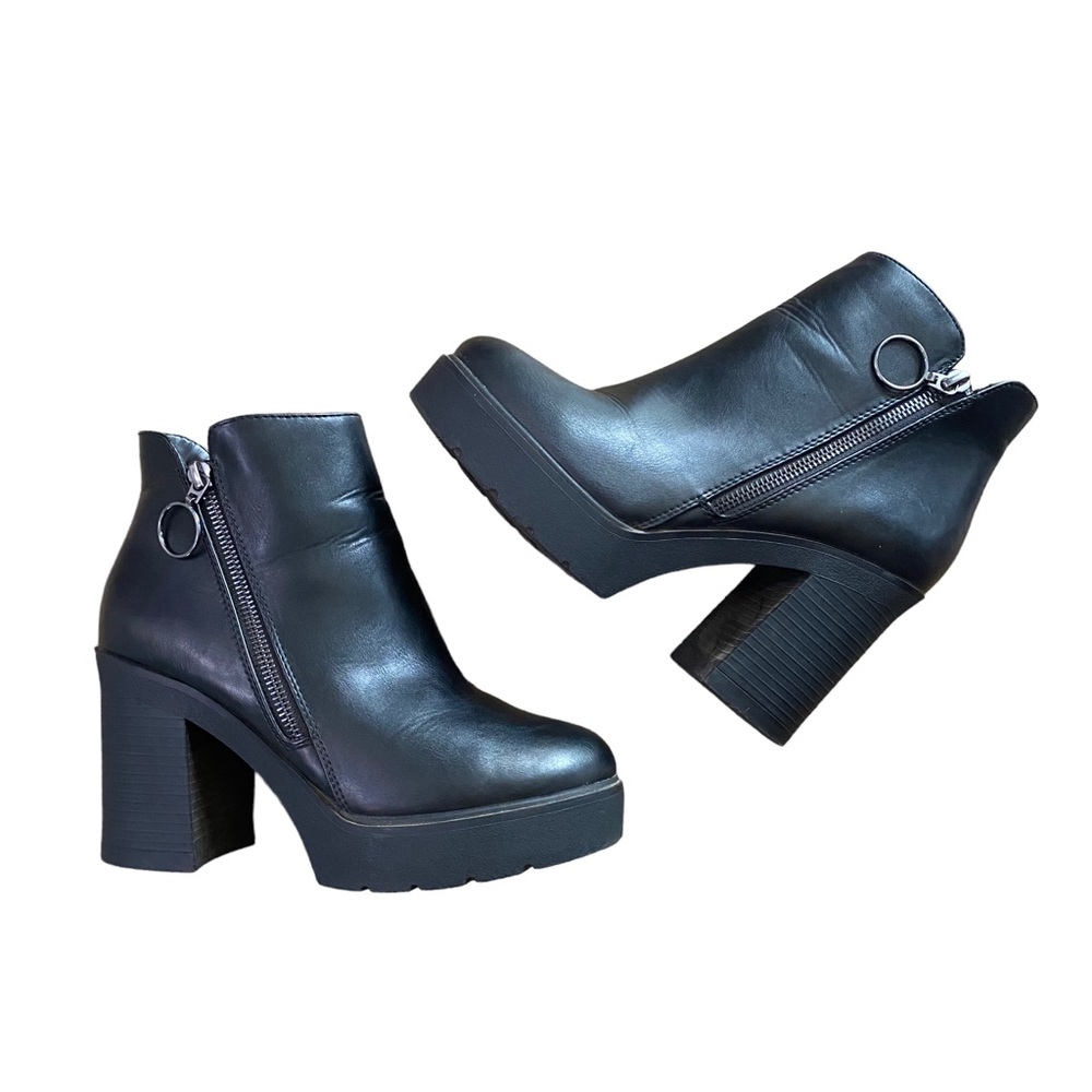 Soda Vintage Inspired Booties 90s Size 7 Black Zippered Side Lug Sole